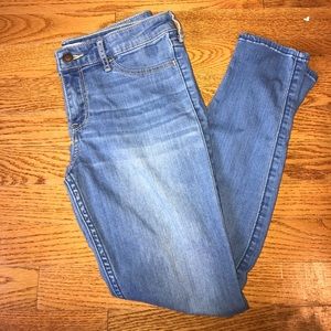 Hollister • Light Wash • Super Skinny • Size 7S
